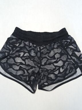 Lululemon Tracker shorts in black pattern priny